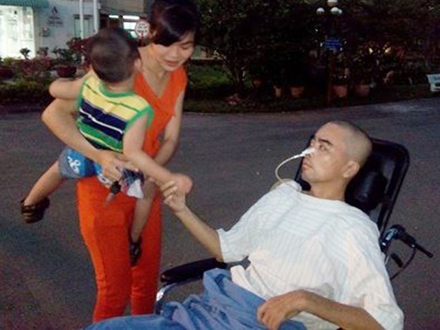 
Những l&uacute;c nam diễn vi&ecirc;n B&ocirc;ng hồng tr&agrave; rơi v&agrave;o t&igrave;nh trạng nguy kịch v&agrave; phải nhập viện, b&agrave; x&atilde; v&agrave; con trai lu&ocirc;n c&oacute; mặt đồng vi&ecirc;n anh vượt qua bạo bệnh.
