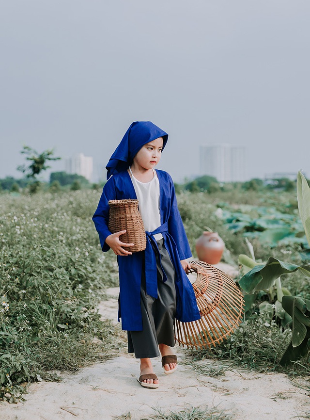 C&ocirc; Tấm Gia H&acirc;n c&oacute; &aacute;o tứ th&acirc;n, khăn mỏ quạ, giỏ đựng cua, nơm bắt c&aacute; v&agrave; cả guốc mộc.