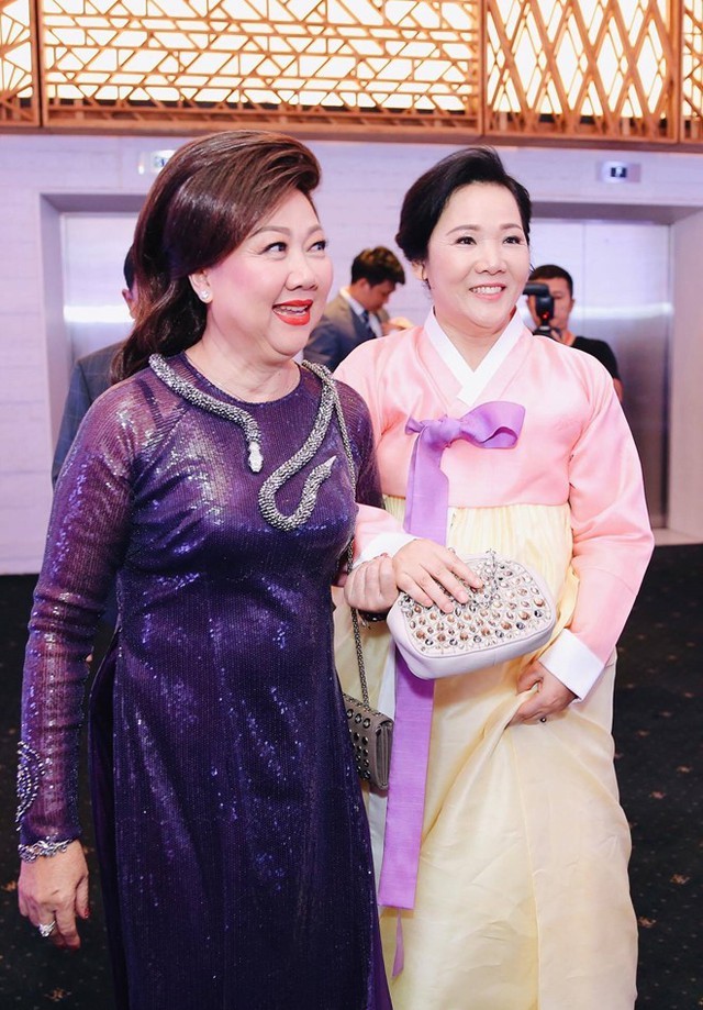 
Bộ hanbok truyền thống giúp bà tôn lên nét nữ tính cũng như điềm đạm của người phụ nữ xứ Hàn.
