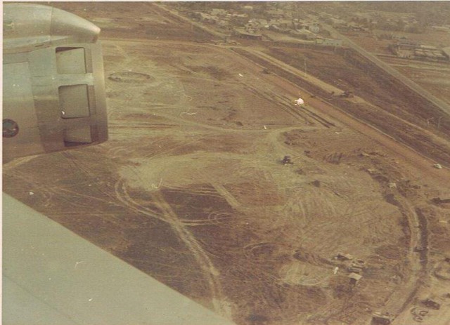 
Ảnh của cựu binh Bob Laymon chụp từ máy bay Boeing 707 khi đang cất cánh trên đường băng 07L-25R ngay sau trận Mậu Thân. Trong ảnh thấy rõ máy ủi và rãnh đào hình vòng cung ở hướng 4-5h. Ảnh tư liệu: Xuân Thắng
