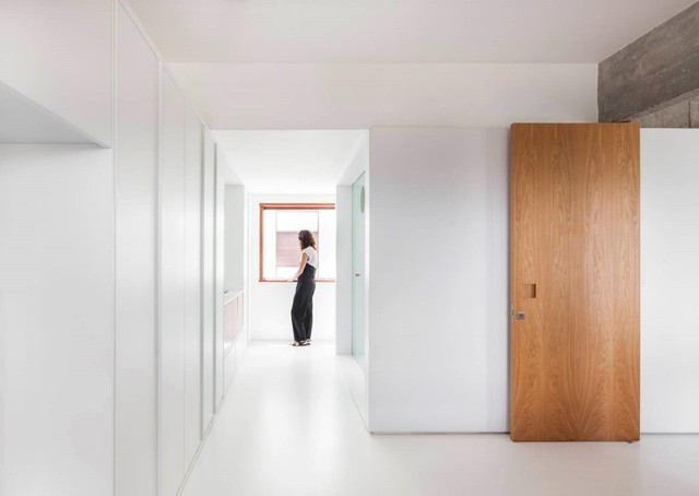 Nội thất căn hộ dùng chủ yếu tông trắng, tạo cảm giác không gian rộng hơn thực tế cũng như ăn nhập với lối thiết kế tối giản.