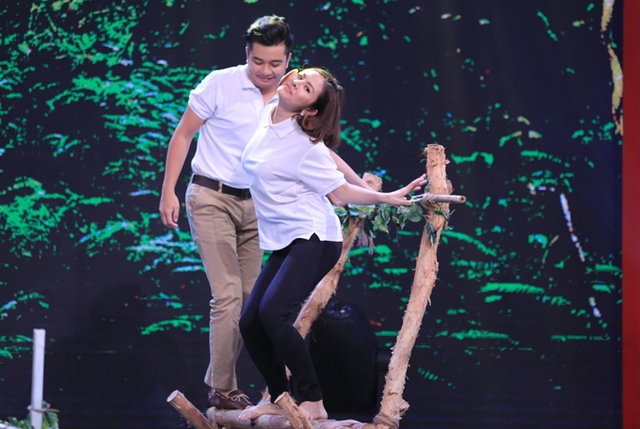 
Vợ chồng Vân Trang phải chinh phục thử thách đi cầu khỉ trong chương trình.
