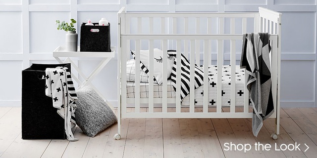 Điều phối c&aacute;c mảng trang tr&iacute; trong giường cũi l&agrave; ch&igrave;a kh&oacute;a x&acirc;y dựng sự nhất qu&aacute;n trong kh&ocirc;ng gian. Chăn m&agrave;u đen trắng l&agrave; dụng cụ quan trọng l&agrave;m điểm nhấn cho thiết kế n&agrave;y.