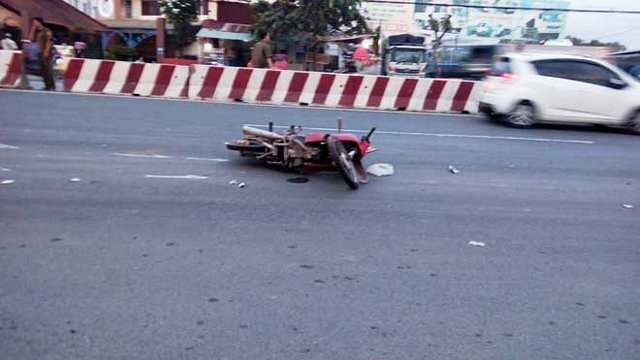  Hiện trường vụ tai nạn khiến người phụ nữ tử vong trên Quốc lộ 13 (thị xã Thuận An) vào chiều nay