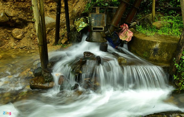 Khó khăn lớn nhất ở trang trại cá hồi lớn nhất miền Bắc là không có điện lưới. Thuỷ điện chỉ có công suất khoảng 4 Kw, trong khi muốn ấp trứng cá hồi thì phải có dàn lạnh chạy điện công suất lớn. Chị Thanh vẫn phải nhập trứng cá hồi từ nước ngoài qua đường máy bay, thuê ấp ở Sapa rồi chuyển về nuôi.