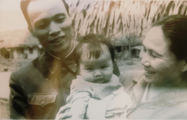 Thiếu tướng Phan Khắc Hy và bác sĩ Nguyễn Thị Ngọc Lan chụp ảnh cùng 1 trong ba người con. Ảnh tư liệu.