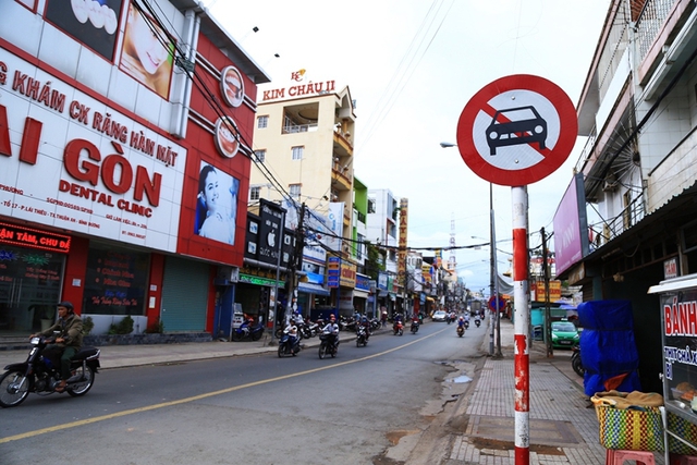 Biển cấm ô tô được cơ quan chức năng đặt ngay đầu đường Phan Đình Phùng và các giao lộ. Ảnh: Xuyến Chi