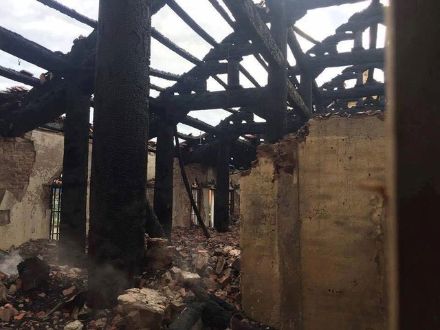 Đống đổ n&aacute;t sau b&agrave; hỏa gh&eacute; thăm. Ảnh: Ngọc Đ&iacute;nh.