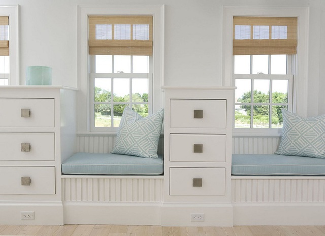 B&aacute;m v&agrave;o một bảng m&agrave;u nhất qu&aacute;n để tạo ra một kh&ocirc;ng gian gắn kết đẹp, nhưng nếu bạn muốn th&ecirc;m một ch&uacute;t năng động v&agrave;o ghế cửa sổ, đệm c&oacute; khả năng thay đổi nhanh nhất nhờ những m&agrave;u sắc v&agrave; hoa văn đa dạng của n&oacute;.