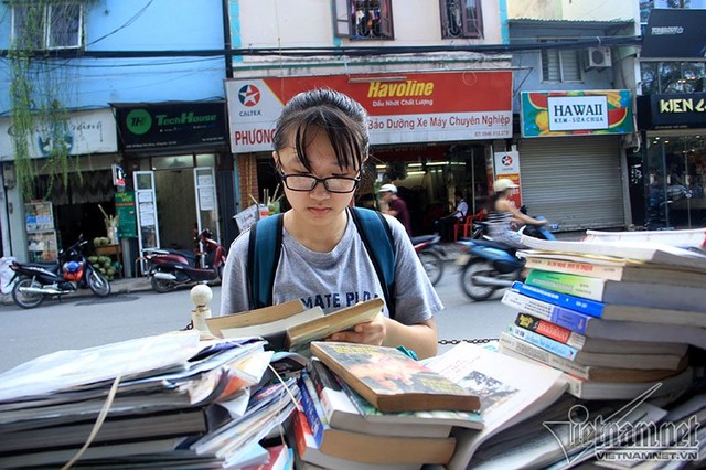 Em Nguyễn Thị Mai Trang (học sinh lớp 11, Xã Đàn) cho biết: Tới thư viện của bà, em tìm được 4 quyển khá hay. Dù không quen biết nhưng bà vẫn cho em mượn về nhà đọc