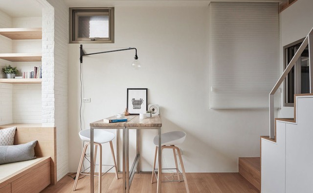Khu vực phòng khách đặt hai chiếc bàn chữ nhật có thể kê ngang sát tường hoặc ghép đôi dọc nhau, vừa có chức năng sử dụng như bàn làm việc, vừa như bàn ăn rất thoải mái.
