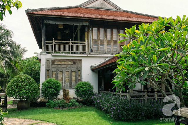 
Khu nhà chính được thiết kế dạng biệt thự xưa với mái ngói và đường nối liền với các khu nhà phụ.
