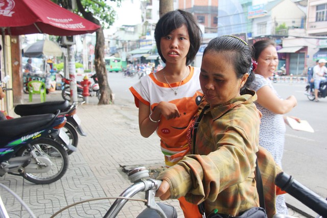 Mỗi ng&agrave;y, hai mẹ con lại rong ruổi đi b&aacute;n v&eacute; số.