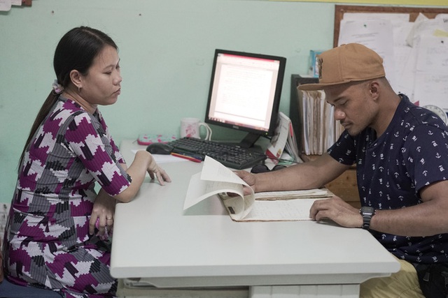 
Joel c&oacute; mặt tại Philippines v&agrave;o năm 2016 để t&igrave;m kiếm bố mẹ m&igrave;nh. (Ảnh: joeldecarteret)
