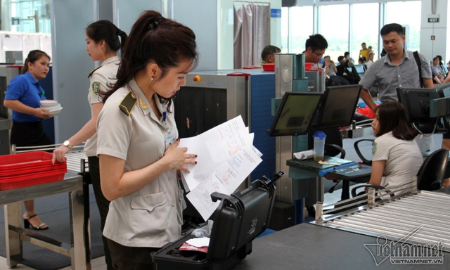 Kiểm so&aacute;t an ninh trước điểm soi chiếu. Ảnh: Q.Huy