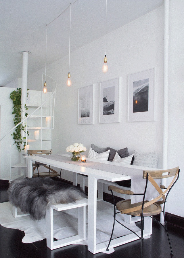 Một phòng khách màu trắng với sàn gỗ màu màu xám và nâu, đồ nội thất bọc đệm cũng cho biết bạn biết thêm một không gian trang trí tối ưu nữa.