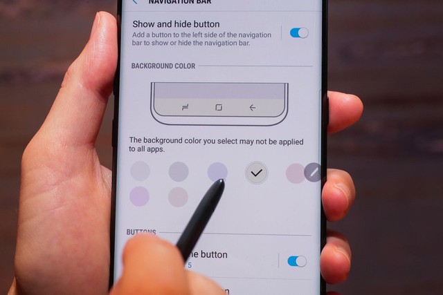 Người dùng có thể thay đổi màu sắc của thanh điều hướng bên dưới màn hình. Tuy nhiên, các màu mà Samsung cung cấp khá nhạt và khó phân biệt.