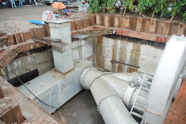 Nước được h&uacute;t từ c&aacute;c miệng ống th&eacute;p kết nối với miệng c&aacute;c cống nước tr&ecirc;n đường Nguyễn Hữu Cảnh