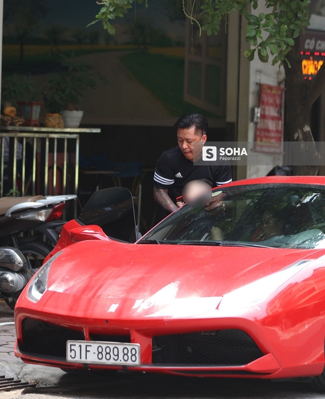 Cận cảnh siêu xe Ferrari 488 màu đỏ nổi bật.
