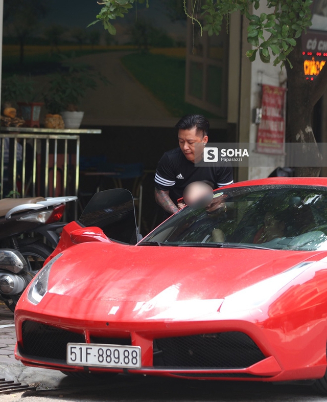 Cận cảnh si&ecirc;u xe Ferrari 488 m&agrave;u đỏ nổi bật.