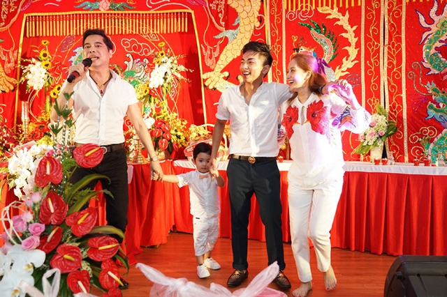 Cậu bé còn bạo dạn biểu diễn cùng ca sĩ Ngọc Sơn và bố mẹ.