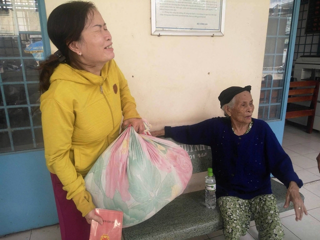 Chị Thiện cười tít mắt khi vác bịch đồ nặng trĩu của mẹ.
