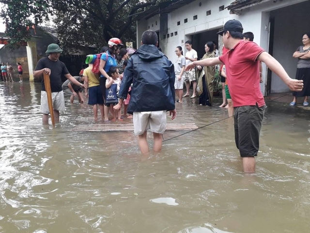 Bè được làm để chở người dân và học sinh đi lại.