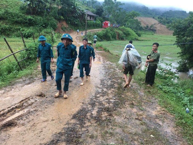 Con đường dẫn v&agrave;o x&oacute;m Khanh tấp lập người đi lại.