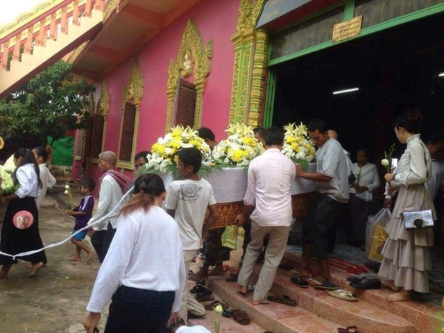 Hôm 19/10, lễ hỏa táng San Sreylai đã được tổ chức tại Wat Sok Sok, Phnom Penh. Ngày đưa tiễn cô có rất đông người dân địa phương hiếu kỳ. Tuy nhiên, người thân lại chỉ có khoảng 20 người. Phía bên chồng cũ San Sreylai không có ai tham dự.