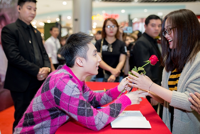 
Sự kiện diễn ra đúng vào ngày Phụ nữ Việt Nam 20/10 nên Sơn Tùng đã chuẩn bị sẵn hoa hồng tặng các khán giả nữ.
