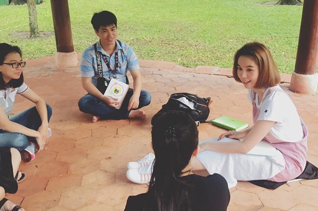 Ngoài khóa đào tạo CEO, Ngọc Trinh còn trau dồi thêm khả năng ngoại ngữ. Khi rảnh rỗi, cô ra công viên trò chuyện, thực hành tiếng Anh với các bạn sinh viên.