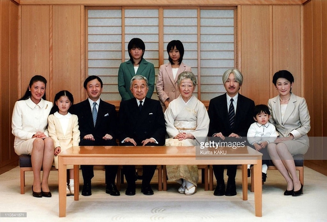 Thiên hoàng Akihito bên Hoàng hậu Michiko và con cháu. (Nguồn: Gettyimages)