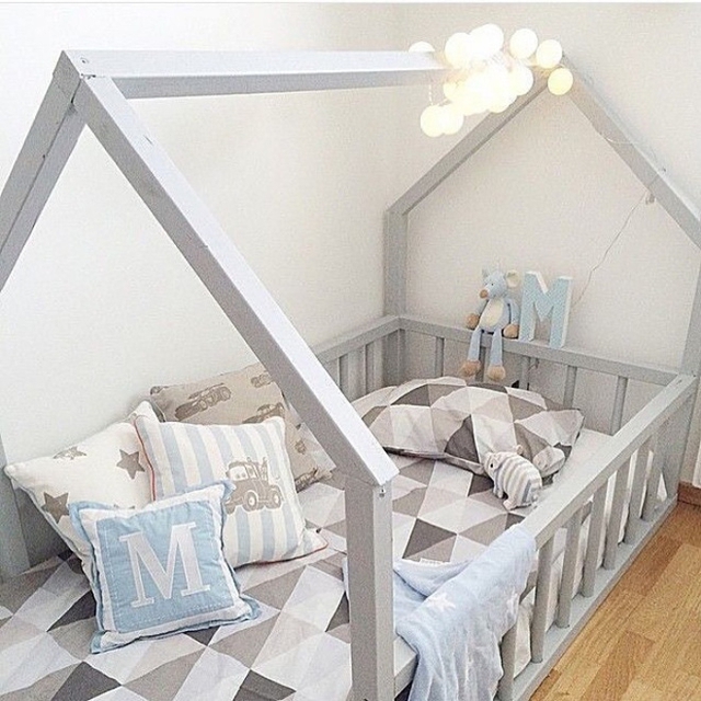 Giường g&aacute;c m&aacute;i m&agrave;u ghi d&agrave;nh cho b&eacute; trai được đặt s&aacute;t tường, sẽ kh&ocirc;ng khiến căn ph&ograve;ng trở n&ecirc;n chật chội hơn m&agrave; ngược lại, ph&ograve;ng b&eacute; d&ugrave; nhỏ vẫn v&ocirc; c&ugrave;ng phong c&aacute;ch.