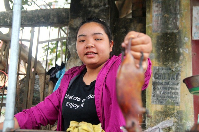 Một tiểu thương cho hay, chuột đồng thường nhỏ, tròn mình. Chuột sau khi sơ chế có thể chế biến thành những món ăn như thịt chuột giả cầy, chuột luộc, hấp, xào xả ớt...