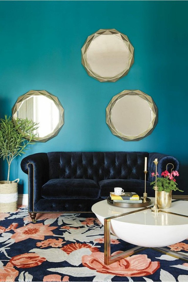 Những chiếc gương treo tường hình tròn phía sau chiếc ghế thực sự là ý tưởng trang trí bắt mắt.