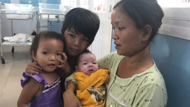 Anh trai v&agrave; chị g&aacute;i vui vẻ b&ecirc;n em.