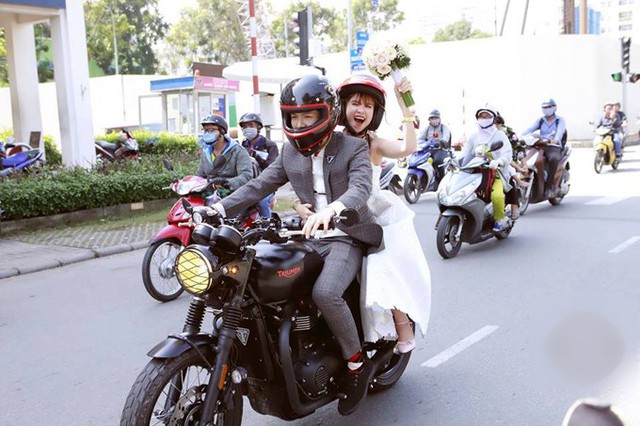 Không ít người dân bất ngờ khi chứng kiến khoảnh khắc vợ chồng Kelvin Khánh - Khởi My phi moto trên đường phố.