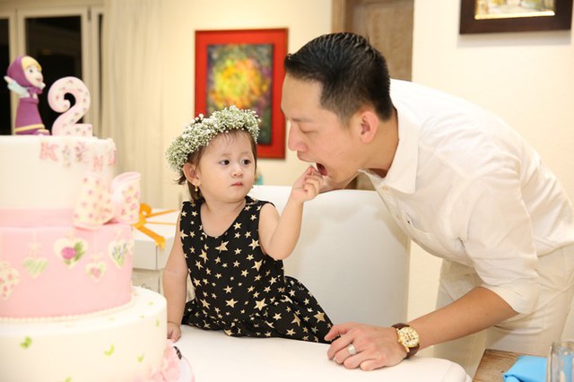 Trang Trần cho biết, khi ở Mỹ, ông xã Louis hàng ngày đều trò chuyện qua Facetime với con gái.