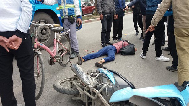 Nạn nh&acirc;n bị ng&atilde; ra ra đường sau đ&oacute; bất ngờ bị chiếc xe m&aacute;y ph&iacute;a sau l&ocirc;i đi v&agrave;i m&eacute;t.