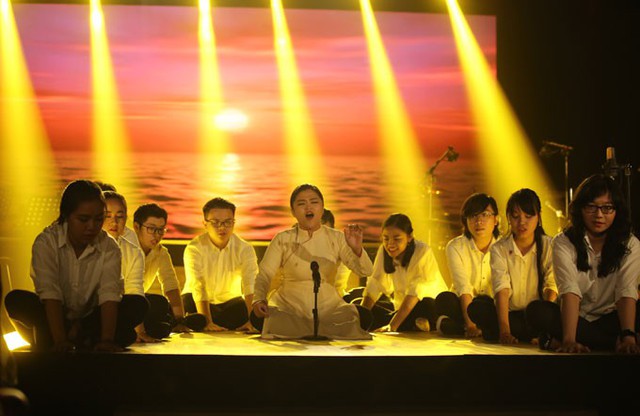 Bích Ngọc Idol phiêu linh với ca khúc Ngẫu hứng sông Hồng, biểu diễn cùng vũ đoàn.