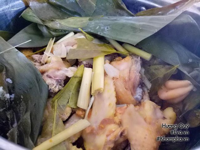 Cho thịt gà gói lá chuối hấp muối sả ra đĩa rồi chặt miếng vừa ăn, ăn cùng muối trộn ớt, chanh, hạt tiêu.