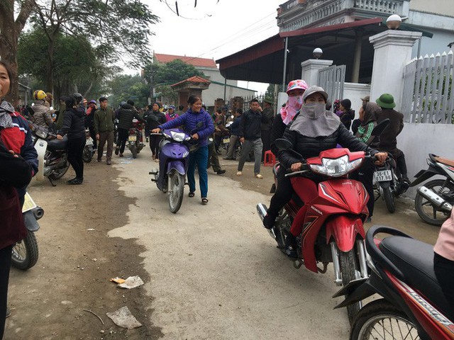 Hàng nghìn người dân tập trung về khu vực xóm 8, xã Nga An, huyện Nga Sơn vào chiều 29/12, để tiễn đưa thi thể 3 mẹ con chị T. về nơi yên nghỉ.