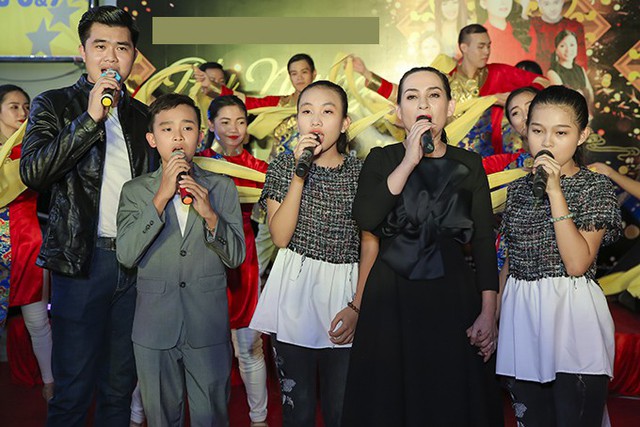 Phi Nhung cùng các con nuôi đã hát nhiều ca khúc để tặng khán giả.