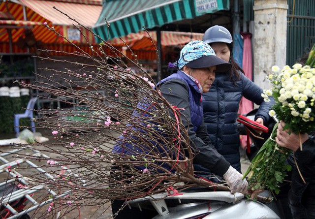 Một vị khách cho biết: Năm nào gia đình cũng chơi đào nở sớm dù đắt hay rẻ, quan trọng là cả đại gia đình được thưởng thức không khí ngày Tết sớm.