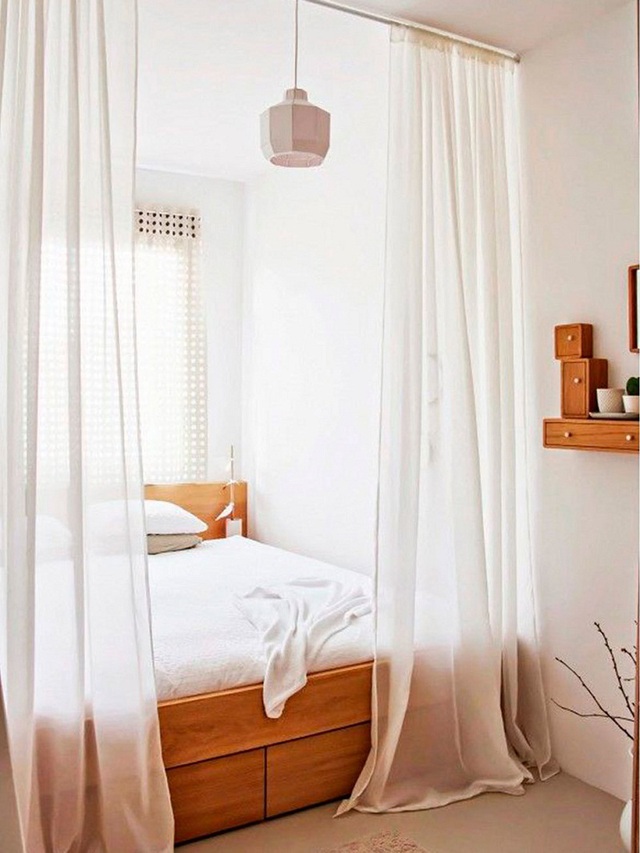 Chất liệu vải rèm mềm mại không chỉ khiến căn phòng thêm nét nhẹ nhàng mà còn giúp giữ được sự riêng tư của không gian cá nhân này.