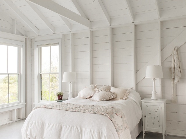 Căn phòng ngủ này khiến bạn cảm thấy rất đẹp mắt bởi những đường nét cứng rắn của gỗ lại được làm mềm nhờ những đường viền bèo nhún của ga gối.