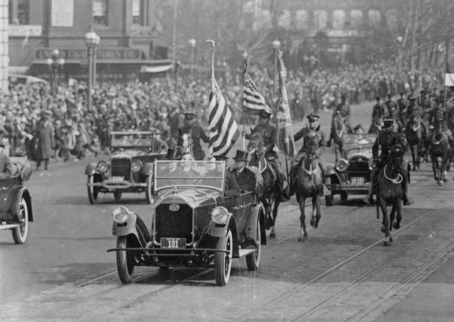 
Tổng thống Calvin Coolidge trên chiếc xe ô tô tuần hành trong buổi lễ nhậm chức vào năm 1925.
