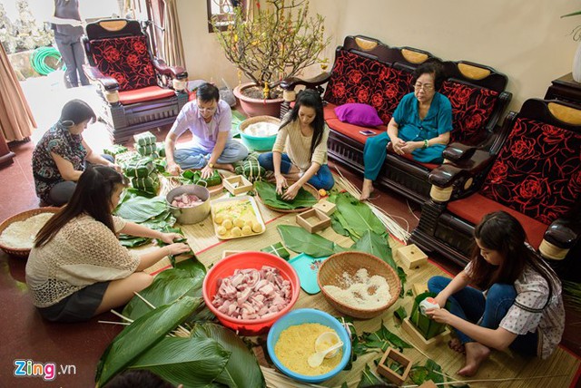 
Trước đó, đại gia đình Trịnh Kim Chi quây quần chuẩn bị nguyên liệu để gói 80 chiếc bánh chưng.
