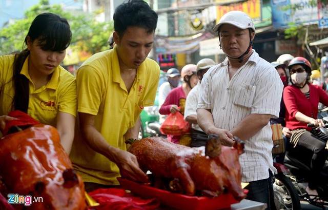 Là dân kinh doanh, thờ Thần tài nên ngoài trái cây, bánh, hương hoa thì với gia đình tôi, heo quay là lễ vật không thể thiếu để cầu mua may bán đắt được. Tuy giá heo ngày hôm nay khá mắc nhưng tôi vẫn phải mua nguyên con cho đủ đầy, anh Cường, tiểu thương bán vải ở chợ Tân Bình chia sẻ.