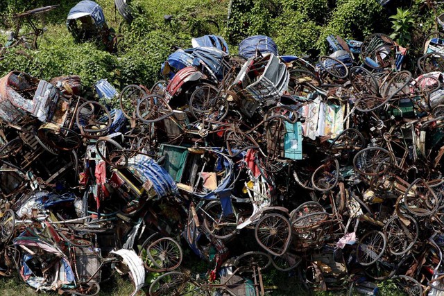 
H&agrave;ng ng&agrave;n những chiếc xe x&iacute;ch l&ocirc; nằm chất đống từ năm n&agrave;y qua năm kh&aacute;c ở Bangladesh.
